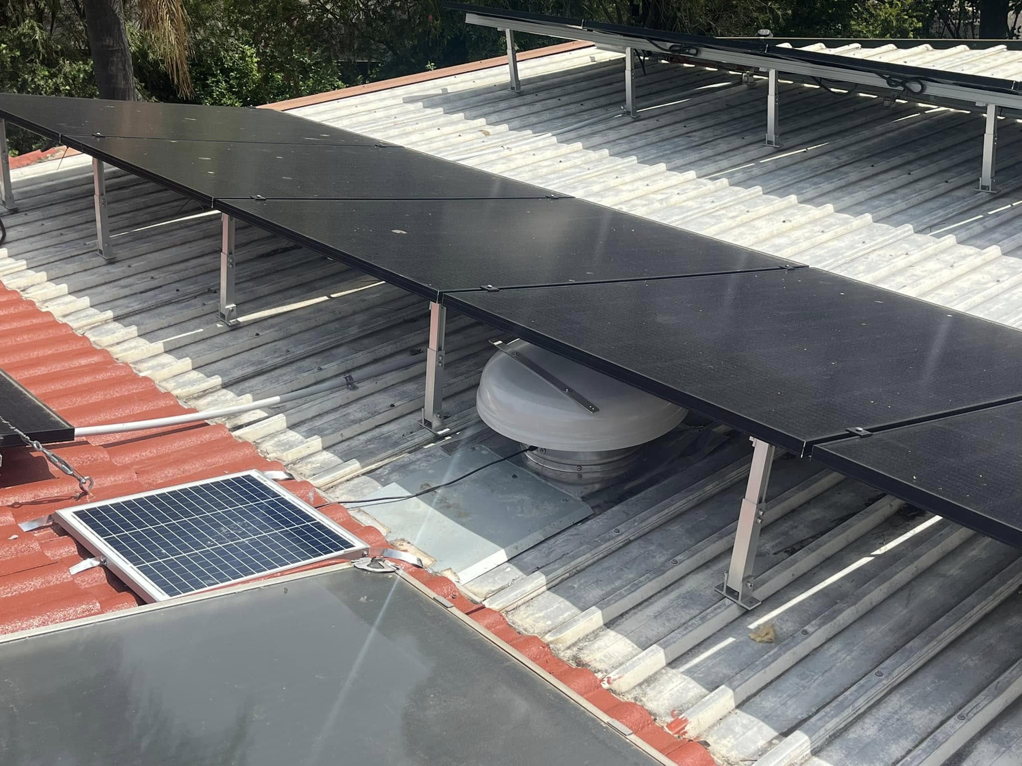 SolarWhiz SW-AU-R-40 and solar panel installed on a corrugated roof
